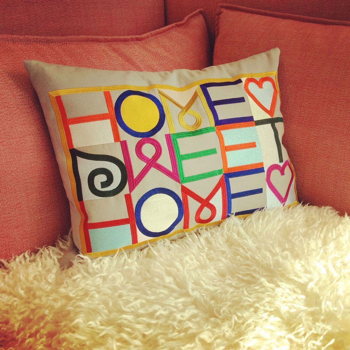 Cojín Home Sweet Home de Alexander Girard editado por Vitra
