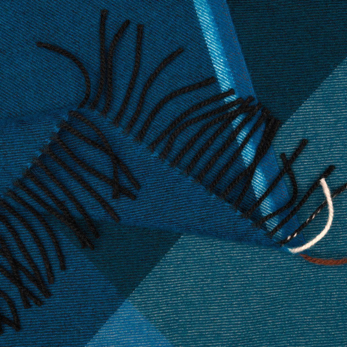 Detalle Manta Colour Block Negro azul de Hella Jongerius - Vitra Manta Colour Block Negro azul de Hella Jongerius editada por Vitra