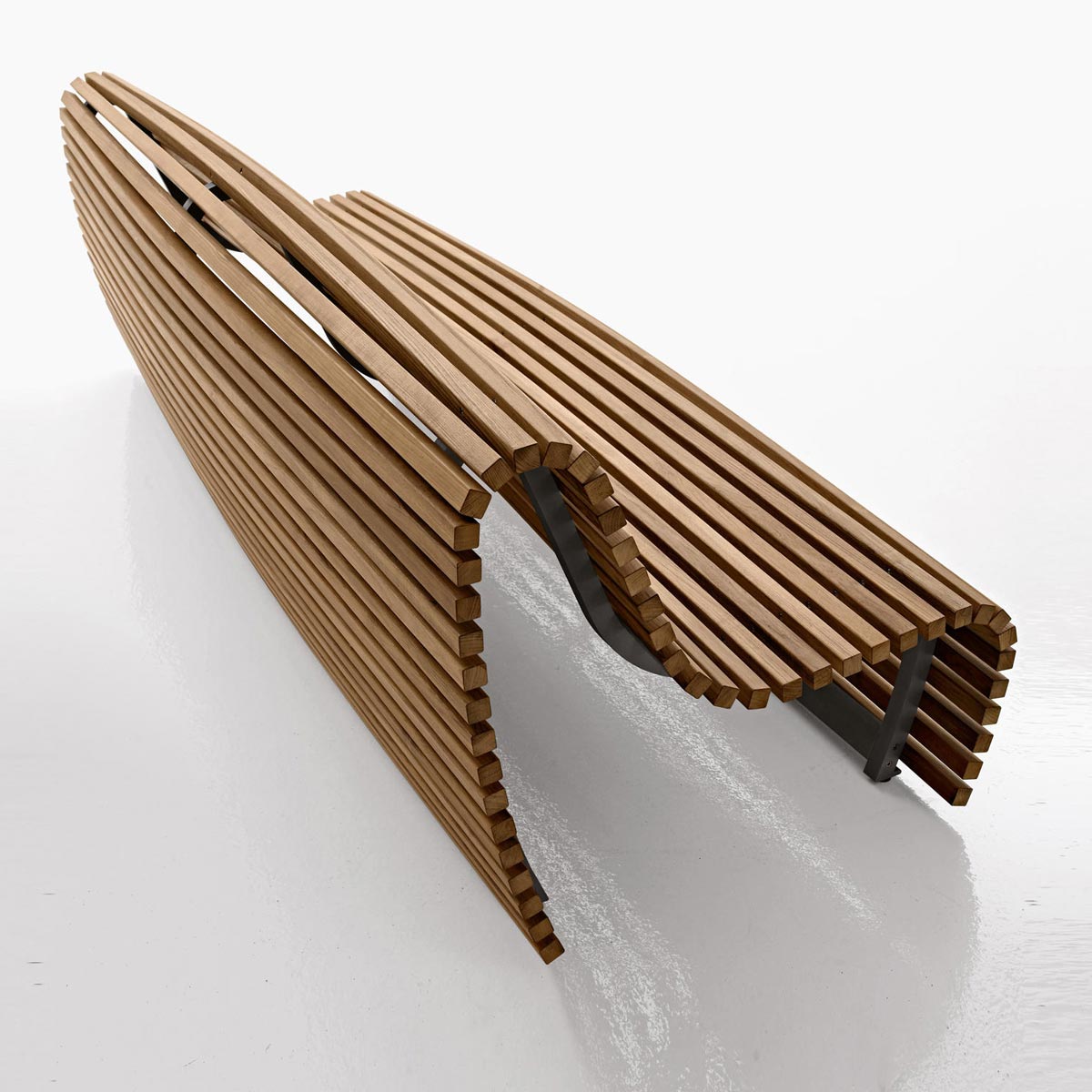 Banco Titikaka diseñado por Naoto Fukasawa - B&BItalia
