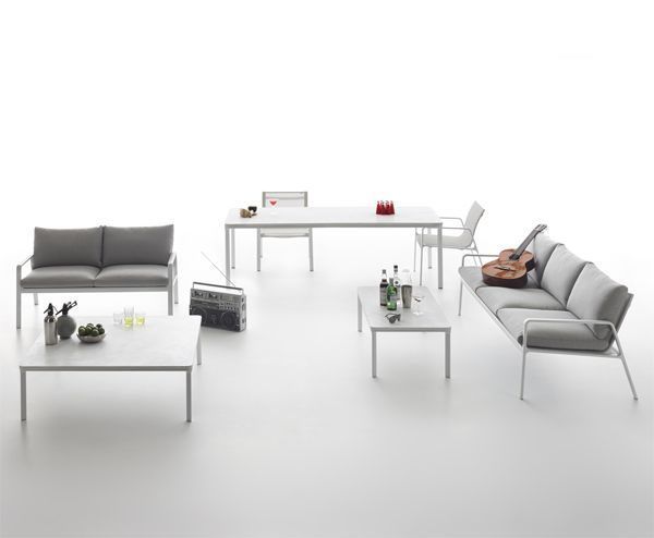 La colección Park Life de Kettal diseñada por Jasper Morrison es una gama completa de mobiliario de exterior con perfil de líneas claras que se adapta a infinidad de ambientes. Combina la ligereza de sus muebles con la resistencia de los mismos. Se pueden apilar con facilidad para transportarlos o almacenarlos durante el invierno.
Estamos ante una colección que, gracias a su sofisticación técnica, su diseño ergonómico y la gran atención prestada a la estética, garantiza una larga vida útil, tanto estructural como visual.

Más información sobre esta colección en naharro.