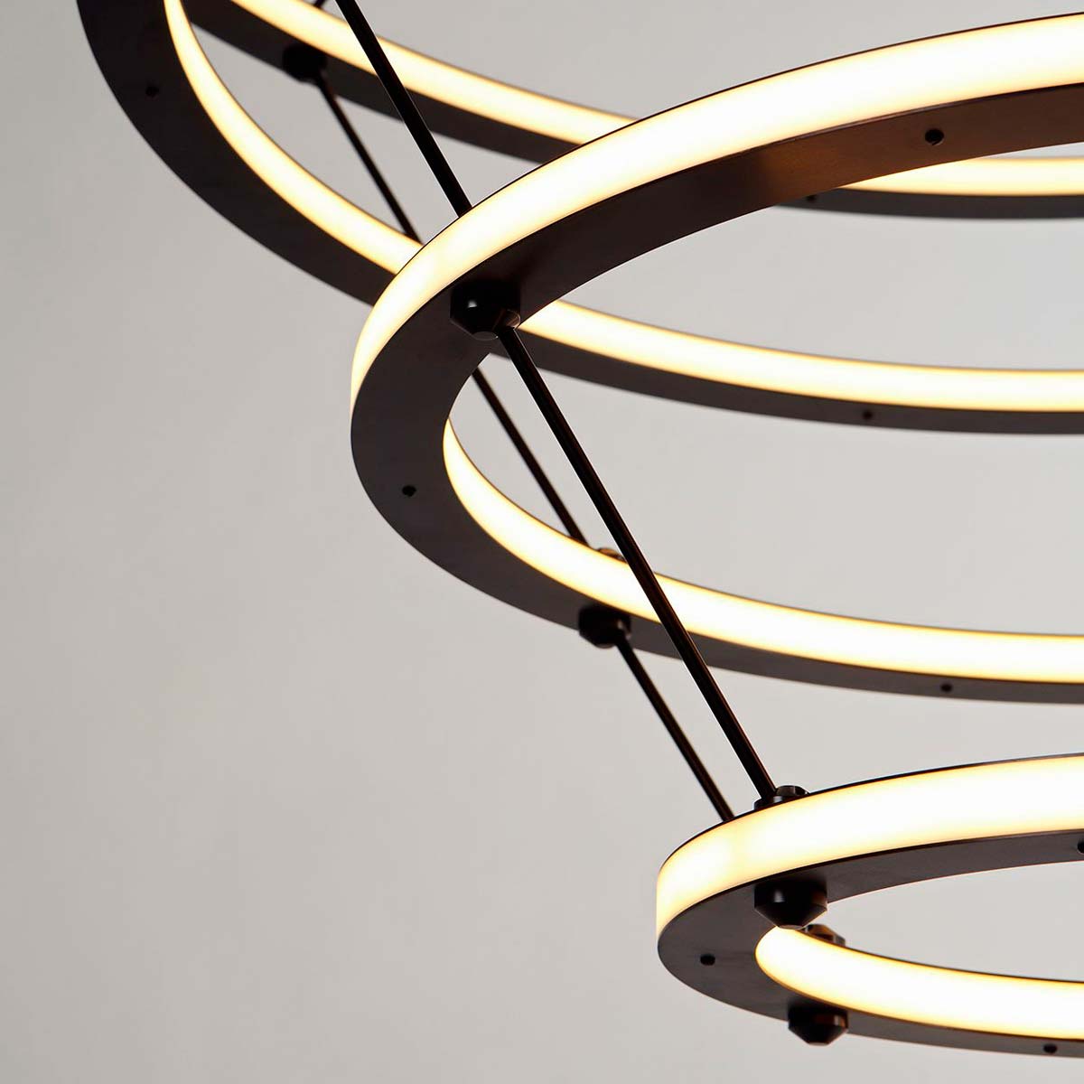 Lámpara Halo Chandelier 4 Negro - Roll & Hill