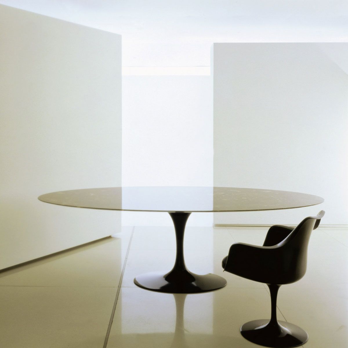 Mesa Tulip Saarinen Oval - Knoll Mesa Tulip Saarinen Oval - Knoll