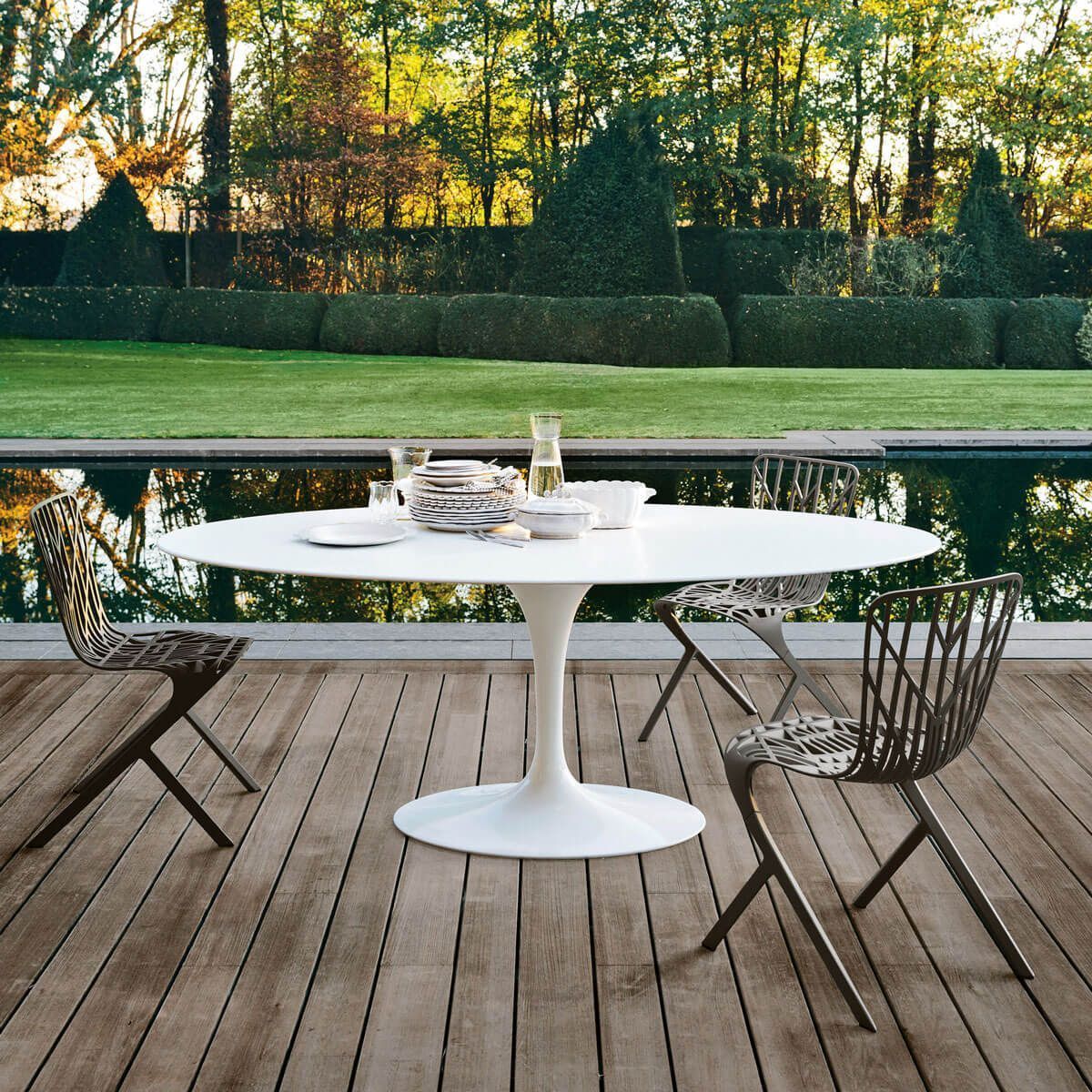 Mesa Tulip Saarinen Oval Exterior - Knoll