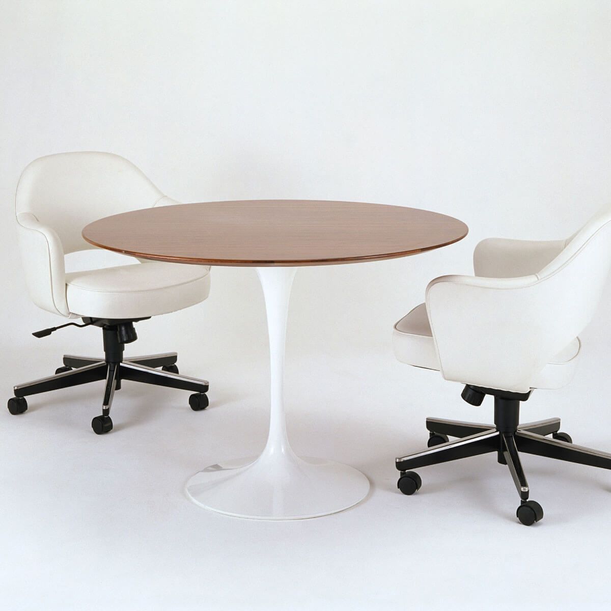 Mesa Tulip Saarinen Round Madera - Knoll Mesa Tulip Saarinen Round Madera - Knoll