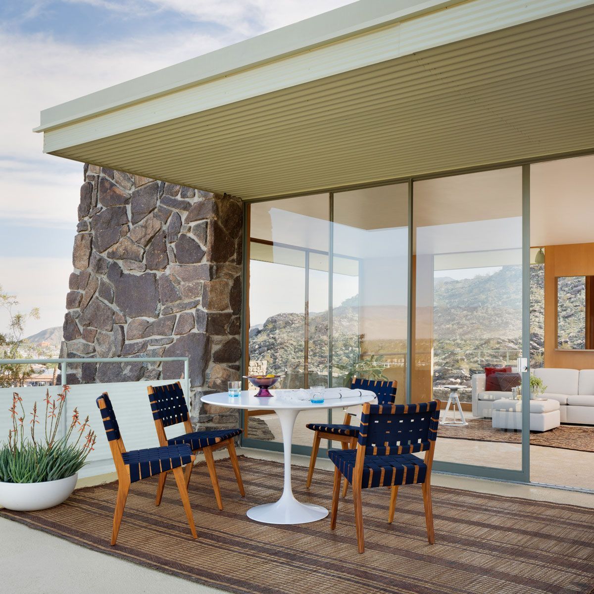 Mesa Tulip Saarinen exterior - Knoll