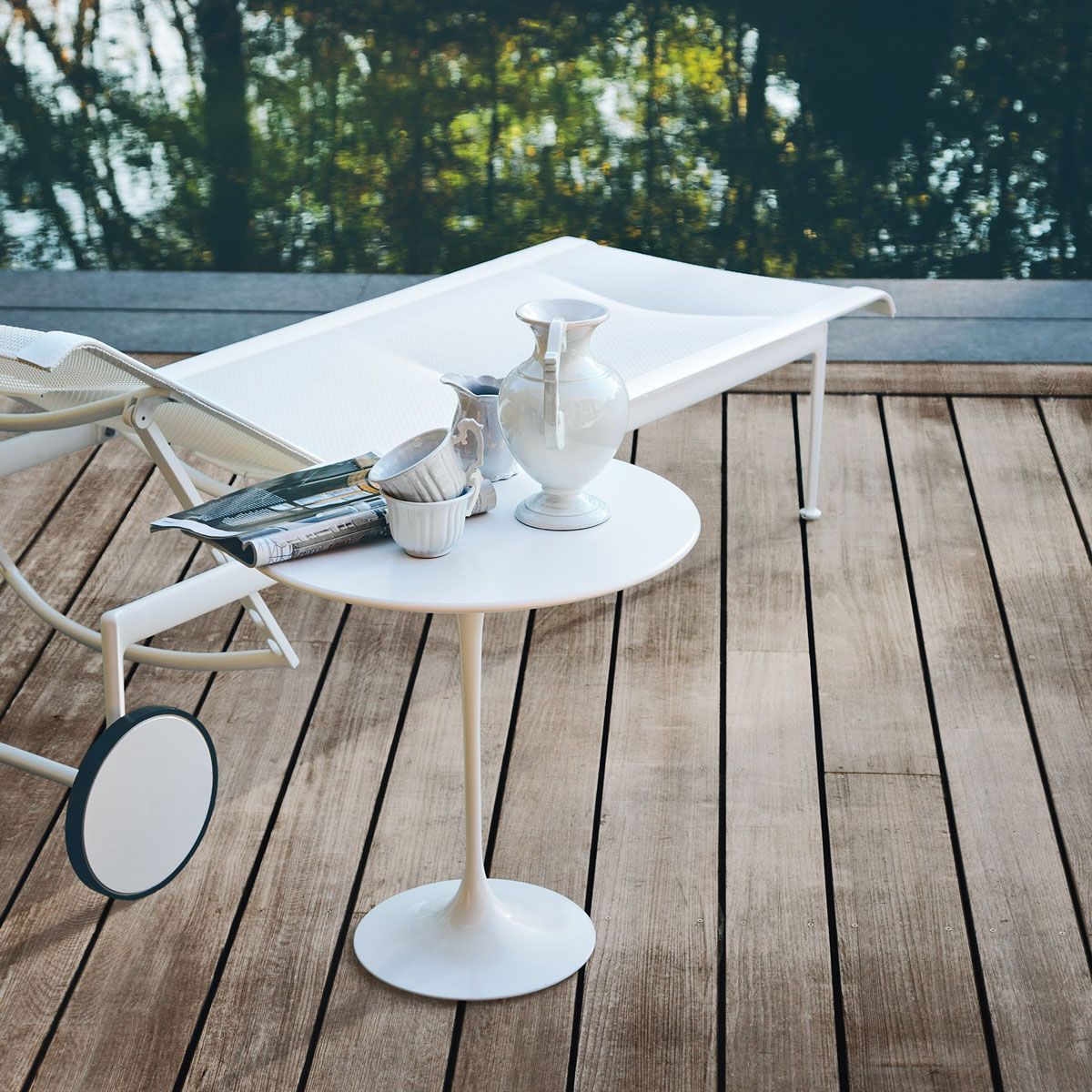 Mesa Auxiliar Tulip Saarinen Exterior 51 - Knoll