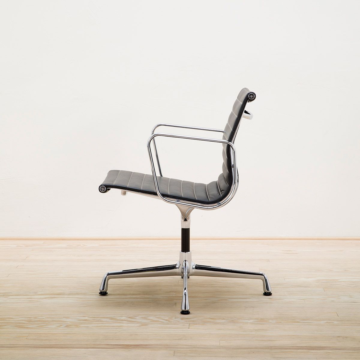 Silla Aluminium Chair EA 108 - Vitra