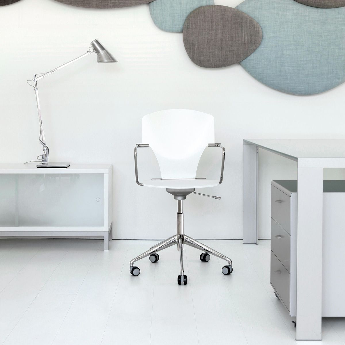 Silla Egoa con ruedas de Josep Mora - Stua Silla Egoa con ruedas de Josep Mora editada por Stua
