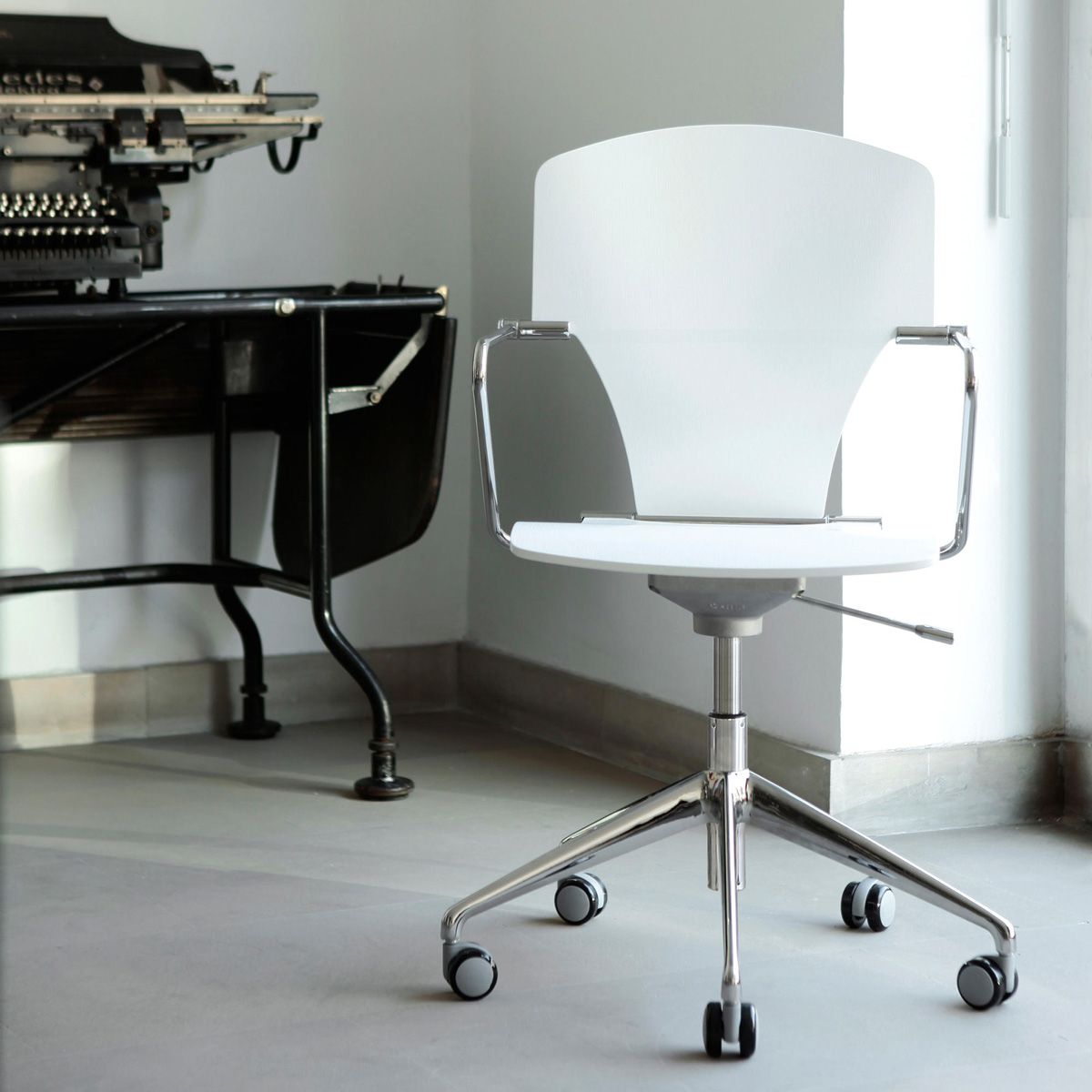 Silla Egoa con ruedas de Josep Mora - Stua Silla Egoa con ruedas de Josep Mora editada por Stua