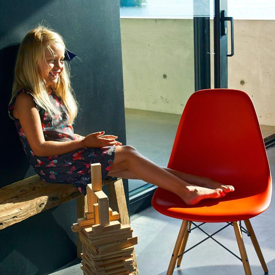 Silla Eames Plastic DSW de Charles y Ray Eames editada por Vitra