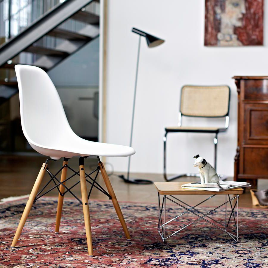 Silla Eames Plastic DSW de Charles y Ray Eames editada por Vitra