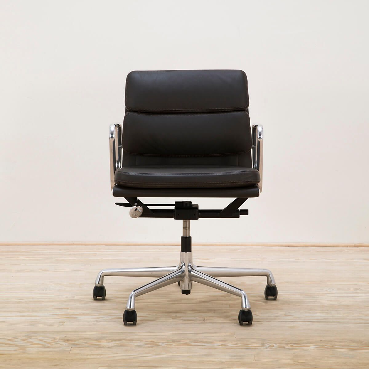 Sillón Soft Pad EA 217 Marrón - Vitra