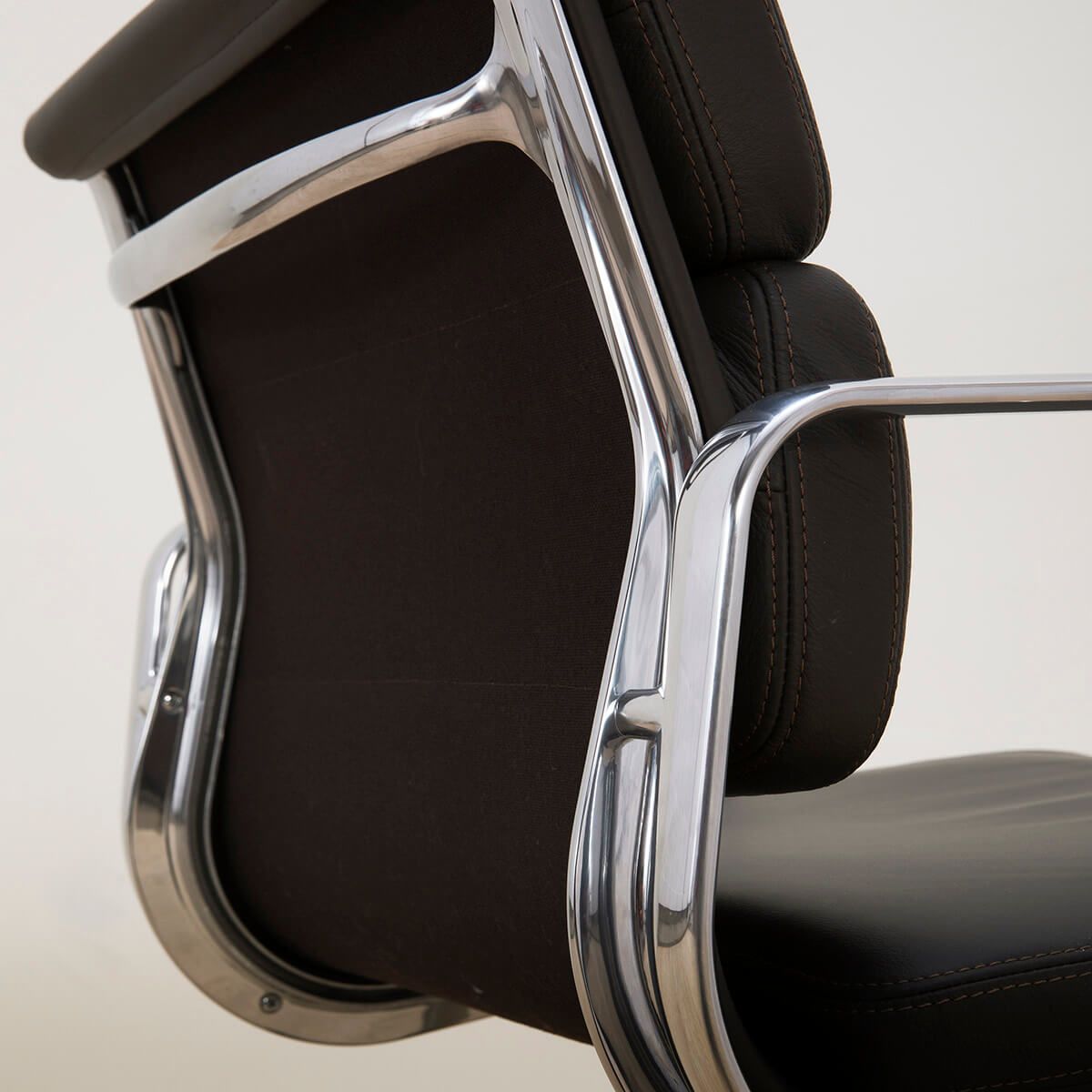 Sillón Soft Pad EA 217 Marrón - Vitra