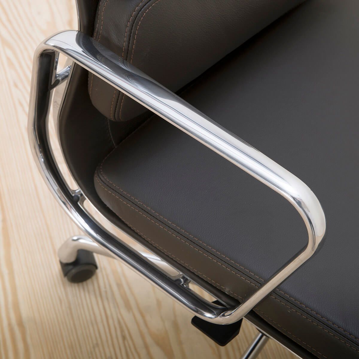 Sillón Soft Pad EA 217 Marrón - Vitra