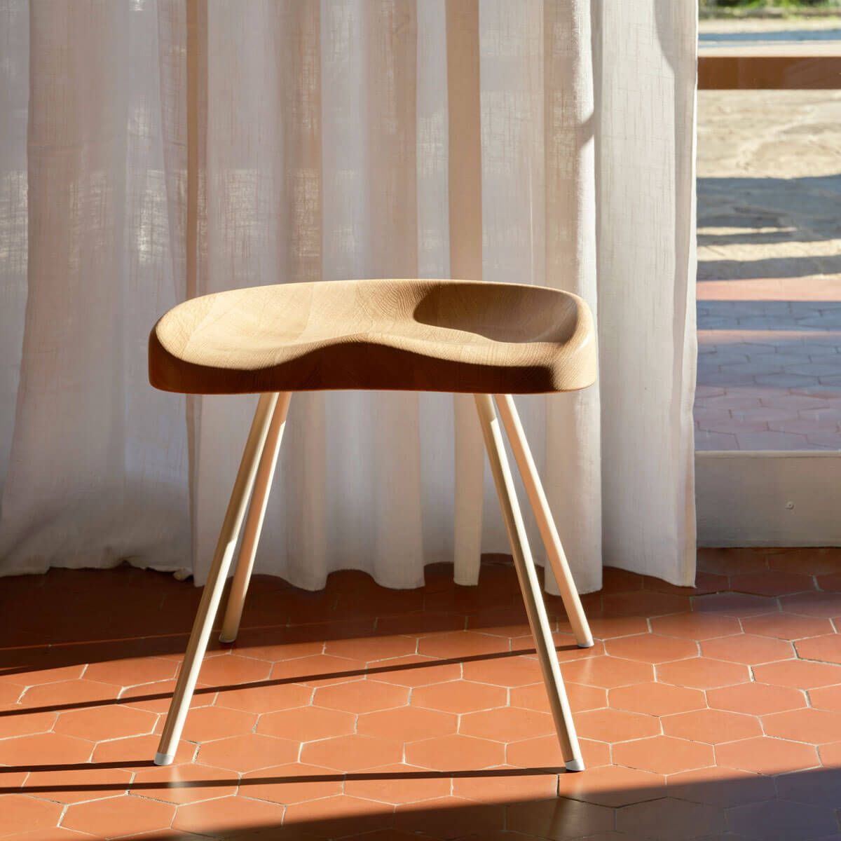 Tabouret N° 307 Roble natural de Jean Prouvé - Vitra