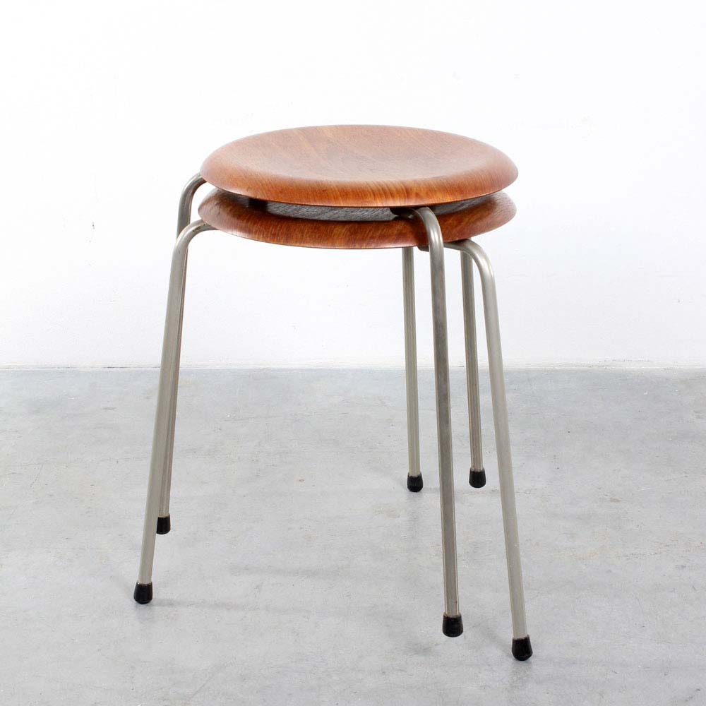 Taburete Dot de Arne Jacobsen editado por Fritz Hansen