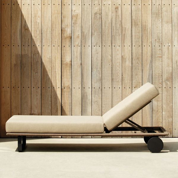 La colección Bitta de Kettal ha sido diseñada por Rodolfo Dordoni y se caracteriza por una combinación de estructuras de aluminio, con asientos trenzados con cuerda de poliéster y cómodos cojines, madera de teka y piedra para los sobres de mesa. Construidos con materiales resistentes a la intemperie.
Bitta significa â€œamarraderoâ€ en italiano, ya que el trenzado de las sillas recuerda al que se utiliza para amarrar las barcas en los amarraderos.
Las piezas ofrecen una sensación de ligereza y además sus tonos naturales hacen que parezcan nidos acogedores con los que relajarse.
Más información sobre esta colección ennaharro.