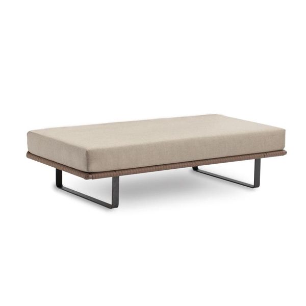 La colección Bitta de Kettal ha sido diseñada por Rodolfo Dordoni y se caracteriza por una combinación de estructuras de aluminio, con asientos trenzados con cuerda de poliéster y cómodos cojines, madera de teka y piedra para los sobres de mesa. Construidos con materiales resistentes a la intemperie.
Bitta significa â€œamarraderoâ€ en italiano, ya que el trenzado de las sillas recuerda al que se utiliza para amarrar las barcas en los amarraderos.
Las piezas ofrecen una sensación de ligereza y además sus tonos naturales hacen que parezcan nidos acogedores con los que relajarse.
Más información sobre esta colección ennaharro.