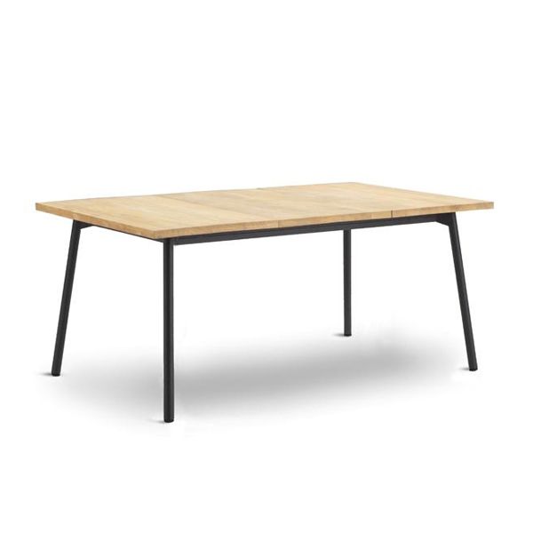La colección Bitta de Kettal ha sido diseñada por Rodolfo Dordoni y se caracteriza por una combinación de estructuras de aluminio, con asientos trenzados con cuerda de poliéster y cómodos cojines, madera de teka y piedra para los sobres de mesa. Construidos con materiales resistentes a la intemperie.
Bitta significa â€œamarraderoâ€ en italiano, ya que el trenzado de las sillas recuerda al que se utiliza para amarrar las barcas en los amarraderos.
Las piezas ofrecen una sensación de ligereza y además sus tonos naturales hacen que parezcan nidos acogedores con los que relajarse.
Más información sobre esta colección ennaharro.