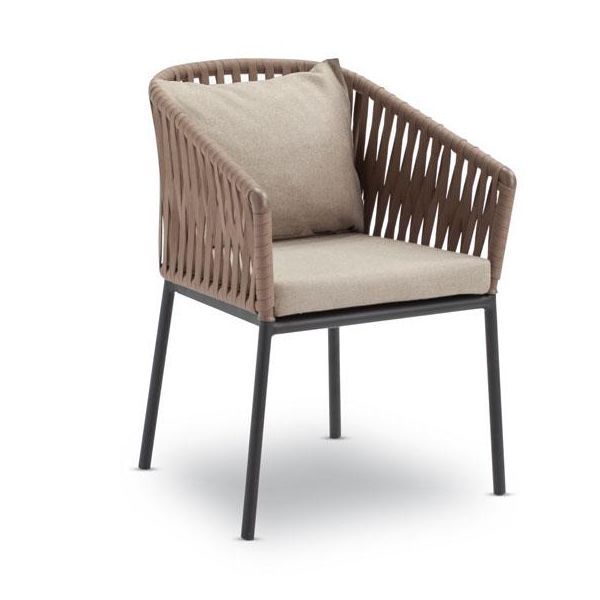 La colección Bitta de Kettal ha sido diseñada por Rodolfo Dordoni y se caracteriza por una combinación de estructuras de aluminio, con asientos trenzados con cuerda de poliéster y cómodos cojines, madera de teka y piedra para los sobres de mesa. Construidos con materiales resistentes a la intemperie.
Bitta significa â€œamarraderoâ€ en italiano, ya que el trenzado de las sillas recuerda al que se utiliza para amarrar las barcas en los amarraderos.
Las piezas ofrecen una sensación de ligereza y además sus tonos naturales hacen que parezcan nidos acogedores con los que relajarse.
Más información sobre esta colección ennaharro.
