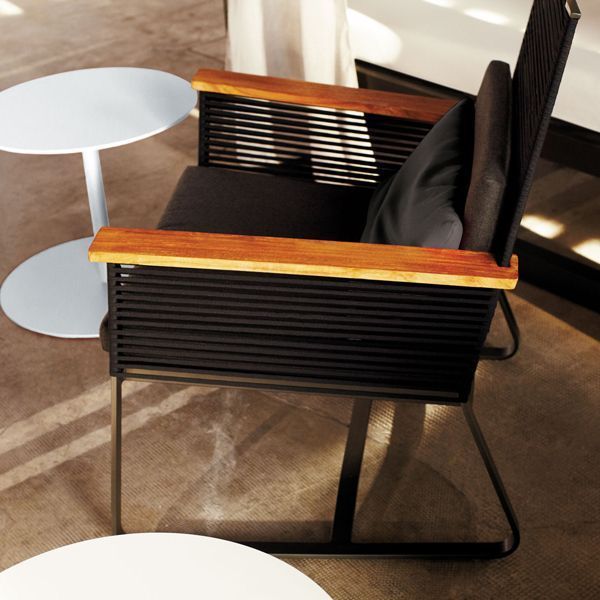 La colección Landscape de Kettal ha sido diseñada por Kettal Studio. Se trata de un conjunto de mobiliario y pérgolas de aluminio pintado con polvo de poliéster.
Las pérgolas de aluminio son completamente personalizables y configurables con estores, visillos, paneles o techos.
Los sillones de comedor están fabricados en aluminio con una cuerda exterior. Las mesas de comedor son de aluminio y cristal mate personalizable o cerámica exterior.

Más información sobre esta colección en naharro.
