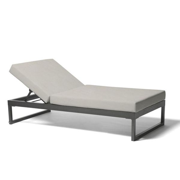 La colección Landscape de Kettal ha sido diseñada por Kettal Studio. Se trata de un conjunto de mobiliario y pérgolas de aluminio pintado con polvo de poliéster.
Las pérgolas de aluminio son completamente personalizables y configurables con estores, visillos, paneles o techos.
Los sillones de comedor están fabricados en aluminio con una cuerda exterior. Las mesas de comedor son de aluminio y cristal mate personalizable o cerámica exterior.

Más información sobre esta colección en naharro.
