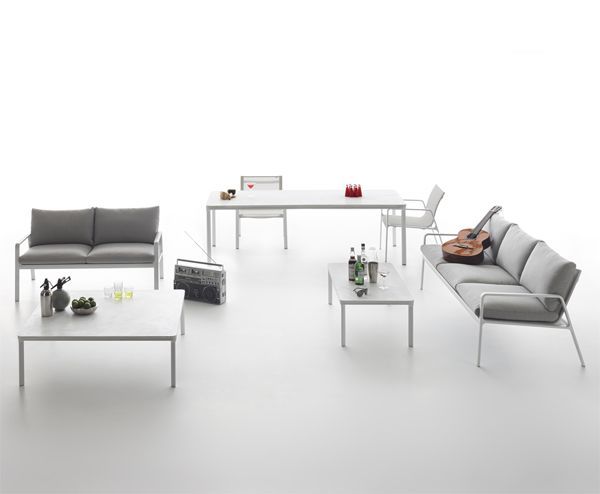 La colección Park Life de Kettal diseñada por Jasper Morrison es una gama completa de mobiliario de exterior con perfil de líneas claras que se adapta a infinidad de ambientes. Combina la ligereza de sus muebles con la resistencia de los mismos. Se pueden apilar con facilidad para transportarlos o almacenarlos durante el invierno.
Estamos ante una colección que, gracias a su sofisticación técnica, su diseño ergonómico y la gran atención prestada a la estética, garantiza una larga vida útil, tanto estructural como visual.

Más información sobre esta colección en naharro.