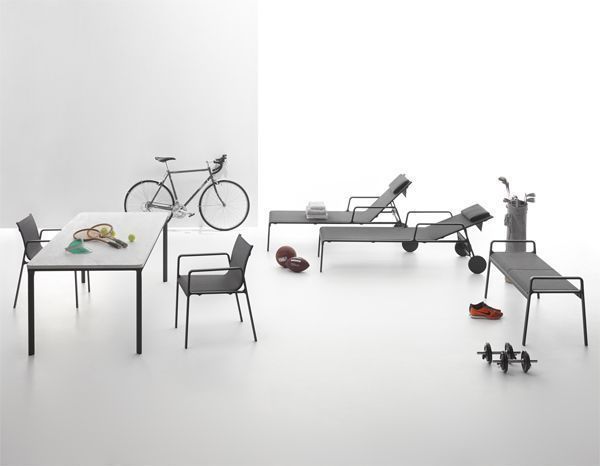 La colección Park Life de Kettal diseñada por Jasper Morrison es una gama completa de mobiliario de exterior con perfil de líneas claras que se adapta a infinidad de ambientes. Combina la ligereza de sus muebles con la resistencia de los mismos. Se pueden apilar con facilidad para transportarlos o almacenarlos durante el invierno.
Estamos ante una colección que, gracias a su sofisticación técnica, su diseño ergonómico y la gran atención prestada a la estética, garantiza una larga vida útil, tanto estructural como visual.

Más información sobre esta colección en naharro.