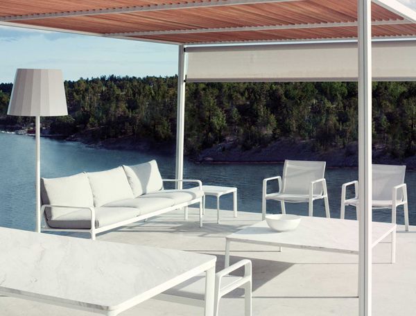 La colección Park Life de Kettal diseñada por Jasper Morrison es una gama completa de mobiliario de exterior con perfil de líneas claras que se adapta a infinidad de ambientes. Combina la ligereza de sus muebles con la resistencia de los mismos. Se pueden apilar con facilidad para transportarlos o almacenarlos durante el invierno.
Estamos ante una colección que, gracias a su sofisticación técnica, su diseño ergonómico y la gran atención prestada a la estética, garantiza una larga vida útil, tanto estructural como visual.

Más información sobre esta colección en naharro.