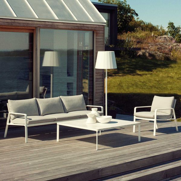 La colección Park Life de Kettal diseñada por Jasper Morrison es una gama completa de mobiliario de exterior con perfil de líneas claras que se adapta a infinidad de ambientes. Combina la ligereza de sus muebles con la resistencia de los mismos. Se pueden apilar con facilidad para transportarlos o almacenarlos durante el invierno.
Estamos ante una colección que, gracias a su sofisticación técnica, su diseño ergonómico y la gran atención prestada a la estética, garantiza una larga vida útil, tanto estructural como visual.

Más información sobre esta colección en naharro.