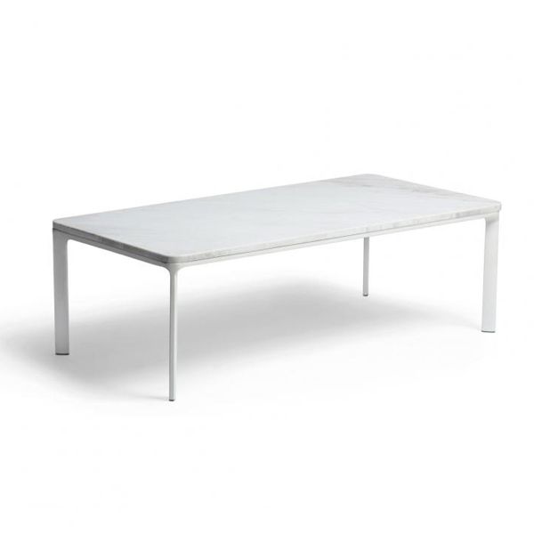 La colección Park Life de Kettal diseñada por Jasper Morrison es una gama completa de mobiliario de exterior con perfil de líneas claras que se adapta a infinidad de ambientes. Combina la ligereza de sus muebles con la resistencia de los mismos. Se pueden apilar con facilidad para transportarlos o almacenarlos durante el invierno.
Estamos ante una colección que, gracias a su sofisticación técnica, su diseño ergonómico y la gran atención prestada a la estética, garantiza una larga vida útil, tanto estructural como visual.

Más información sobre esta colección en naharro.
