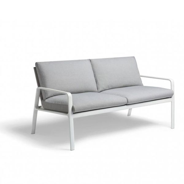 La colección Park Life de Kettal diseñada por Jasper Morrison es una gama completa de mobiliario de exterior con perfil de líneas claras que se adapta a infinidad de ambientes. Combina la ligereza de sus muebles con la resistencia de los mismos. Se pueden apilar con facilidad para transportarlos o almacenarlos durante el invierno.
Estamos ante una colección que, gracias a su sofisticación técnica, su diseño ergonómico y la gran atención prestada a la estética, garantiza una larga vida útil, tanto estructural como visual.

Más información sobre esta colección en naharro.
