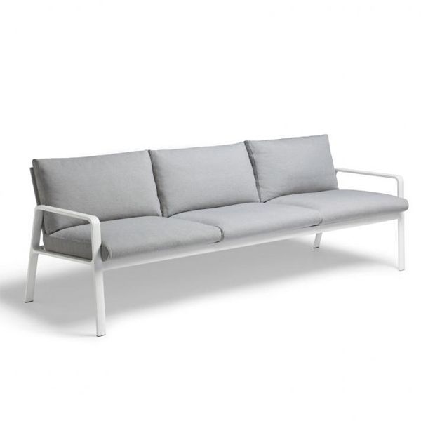 La colección Park Life de Kettal diseñada por Jasper Morrison es una gama completa de mobiliario de exterior con perfil de líneas claras que se adapta a infinidad de ambientes. Combina la ligereza de sus muebles con la resistencia de los mismos. Se pueden apilar con facilidad para transportarlos o almacenarlos durante el invierno.
Estamos ante una colección que, gracias a su sofisticación técnica, su diseño ergonómico y la gran atención prestada a la estética, garantiza una larga vida útil, tanto estructural como visual.

Más información sobre esta colección en naharro.