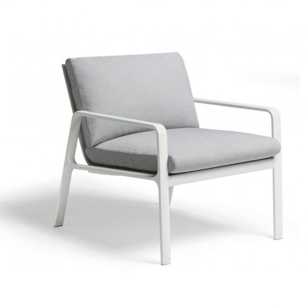 La colección Park Life de Kettal diseñada por Jasper Morrison es una gama completa de mobiliario de exterior con perfil de líneas claras que se adapta a infinidad de ambientes. Combina la ligereza de sus muebles con la resistencia de los mismos. Se pueden apilar con facilidad para transportarlos o almacenarlos durante el invierno.
Estamos ante una colección que, gracias a su sofisticación técnica, su diseño ergonómico y la gran atención prestada a la estética, garantiza una larga vida útil, tanto estructural como visual.

Más información sobre esta colección en naharro.