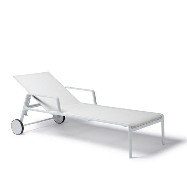 La colección Park Life de Kettal diseñada por Jasper Morrison es una gama completa de mobiliario de exterior con perfil de líneas claras que se adapta a infinidad de ambientes. Combina la ligereza de sus muebles con la resistencia de los mismos. Se pueden apilar con facilidad para transportarlos o almacenarlos durante el invierno.
Estamos ante una colección que, gracias a su sofisticación técnica, su diseño ergonómico y la gran atención prestada a la estética, garantiza una larga vida útil, tanto estructural como visual.

Más información sobre esta colección en naharro.