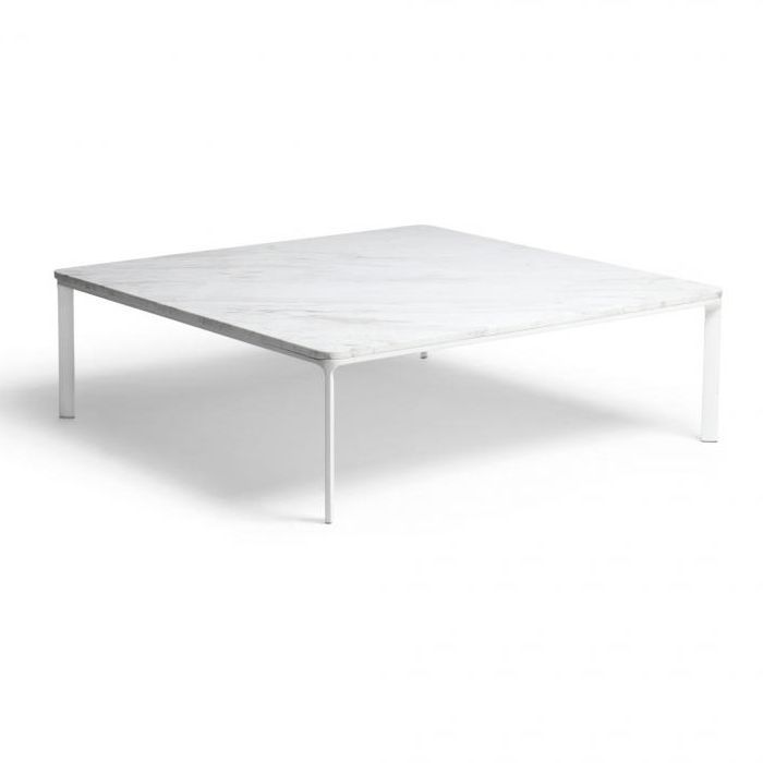 La colección Park Life de Kettal diseñada por Jasper Morrison es una gama completa de mobiliario de exterior con perfil de líneas claras que se adapta a infinidad de ambientes. Combina la ligereza de sus muebles con la resistencia de los mismos. Se pueden apilar con facilidad para transportarlos o almacenarlos durante el invierno.
Estamos ante una colección que, gracias a su sofisticación técnica, su diseño ergonómico y la gran atención prestada a la estética, garantiza una larga vida útil, tanto estructural como visual.

Más información sobre esta colección en naharro.
