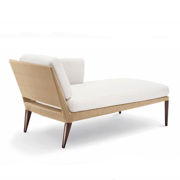 coleccion_tribeca_1.jpg El sofá Tribeca de Dedon pertenece a una colección del mismo nombre, sofisticada y elegante pero a la vez accesible y extraordinariamente confortable, irradia un encanto moderno y urbano. Su presencia se ve enfatizada por os tonos marrones que dan color a la estructura trenzada y que parecen convertir en piel natural la fibra clásica de Dedon. Tribeca es un nuevo y genial clásico creado para Dedon por Richard Frinier. Toma su nombre de uno de los vecindarios más reputados de Manhattan.
Detalles: Estructura en fibra DEDON altamente resistente, disponible en color Bleach y Tamari.
Enlace DEDON Acabados de Estructura y Tejidos
La colección Tribeca se compone de varios elementos, así como en varios acabados y tapizados para asientos y cojines. Las muestras están disponibles en nuestro Showroom, rogamos se pongan en contacto con nosotros para ampliar información y precio.
