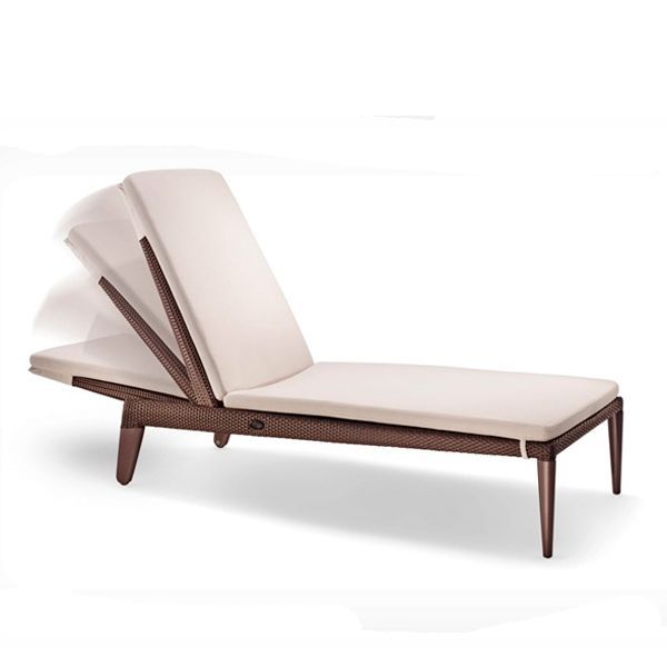 coleccion_tribeca_3.jpg El sofá Tribeca de Dedon pertenece a una colección del mismo nombre, sofisticada y elegante pero a la vez accesible y extraordinariamente confortable, irradia un encanto moderno y urbano. Su presencia se ve enfatizada por os tonos marrones que dan color a la estructura trenzada y que parecen convertir en piel natural la fibra clásica de Dedon. Tribeca es un nuevo y genial clásico creado para Dedon por Richard Frinier. Toma su nombre de uno de los vecindarios más reputados de Manhattan.Detalles: Estructura en fibra DEDON altamente resistente, disponible en color Bleach y Tamari.Enlace DEDON Acabados de Estructura y Tejidos La colección Tribeca se compone de varios elementos, así como en varios acabados y tapizados para asientos y cojines. Las muestras están disponibles en nuestro Showroom, rogamos se pongan en contacto con nosotros para ampliar información y precio.