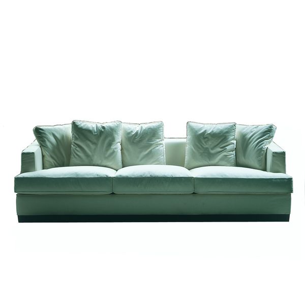 eros_flexform_00.jpg La colección Eros de Flexform es un diseño de Antonio Citterio disponible en las versiones Eros y Eros due fabricados con una estructura de madera con relleno de poliuretano revestido con un forro de tela protectora, asiento y cojines de plumas con un revestimiento de material indeformable y tapiceria en tela o piel desenfundable.Los pies del sofá son cuadrados de madera maciza de nogal o fresno natural, disponibles en diferentes acabados.
Detalles: Sofá Eros de 245 cm tapizado en tela de categoría Top y 5 cojines adicionales.
Consulte en las tiendas Naharro más tamaños, módulos, acabados y precios para el sofá Eros.