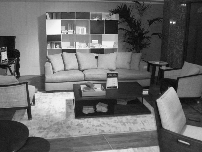 eros_flexform_01.jpg La colección Eros de Flexform es un diseño de Antonio Citterio disponible en las versiones Eros y Eros due fabricados con una estructura de madera con relleno de poliuretano revestido con un forro de tela protectora, asiento y cojines de plumas con un revestimiento de material indeformable y tapiceria en tela o piel desenfundable.Los pies del sofá son cuadrados de madera maciza de nogal o fresno natural, disponibles en diferentes acabados.
Detalles: Sofá Eros de 245 cm tapizado en tela de categoría Top y 5 cojines adicionales.
Consulte en las tiendas Naharro más tamaños, módulos, acabados y precios para el sofá Eros.
