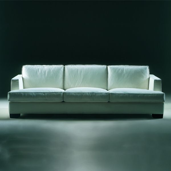 eros_flexform_03_due.jpg La colección Eros de Flexform es un diseño de Antonio Citterio disponible en las versiones Eros y Eros due fabricados con una estructura de madera con relleno de poliuretano revestido con un forro de tela protectora, asiento y cojines de plumas con un revestimiento de material indeformable y tapiceria en tela o piel desenfundable.Los pies del sofá son cuadrados de madera maciza de nogal o fresno natural, disponibles en diferentes acabados.
Detalles: Sofá Eros de 245 cm tapizado en tela de categoría Top y 5 cojines adicionales.
Consulte en las tiendas Naharro más tamaños, módulos, acabados y precios para el sofá Eros.