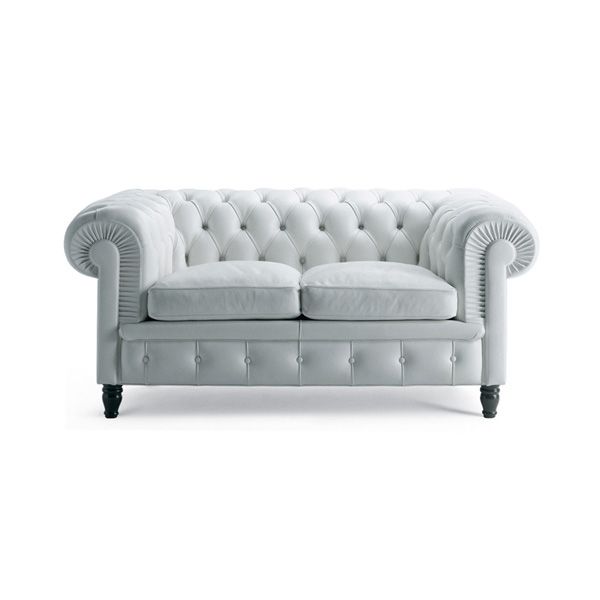 sofa-chester-poltrona-frau-00-2p.jpg La clásica colección Chester de Poltrona Frau es un icono diseñado por Renzo Frau en el año 1912. Formada por un sofá y una butaca con estructura de madera de haya, asiento de muelles sobre cintas de yute y acolchado en crin de goma. El capitonne se elabora totalmente a mano y el respaldo se embellece con una fila de clavos de cuero.
Detalles:Disponibles en versión de 2 y 3 plazas de 2 o 3 cojines de asiento y tapizados en diferentes calidades de pieles.
Consulte más información en las tiendas de NAHARRO.