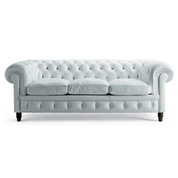 sofa-chester-poltrona-frau-01-3p.jpg La clásica colección Chester de Poltrona Frau es un icono diseñado por Renzo Frau en el año 1912. Formada por un sofá y una butaca con estructura de madera de haya, asiento de muelles sobre cintas de yute y acolchado en crin de goma. El capitonne se elabora totalmente a mano y el respaldo se embellece con una fila de clavos de cuero.
Detalles:Disponibles en versión de 2 y 3 plazas de 2 o 3 cojines de asiento y tapizados en diferentes calidades de pieles.
Consulte más información en las tiendas de NAHARRO.