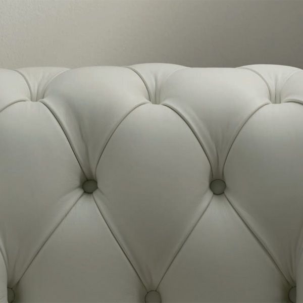 sofa-chester-poltrona-frau-04.jpg La clásica colección Chester de Poltrona Frau es un icono diseñado por Renzo Frau en el año 1912. Formada por un sofá y una butaca con estructura de madera de haya, asiento de muelles sobre cintas de yute y acolchado en crin de goma. El capitonne se elabora totalmente a mano y el respaldo se embellece con una fila de clavos de cuero.
Detalles:Disponibles en versión de 2 y 3 plazas de 2 o 3 cojines de asiento y tapizados en diferentes calidades de pieles.
Consulte más información en las tiendas de NAHARRO.
