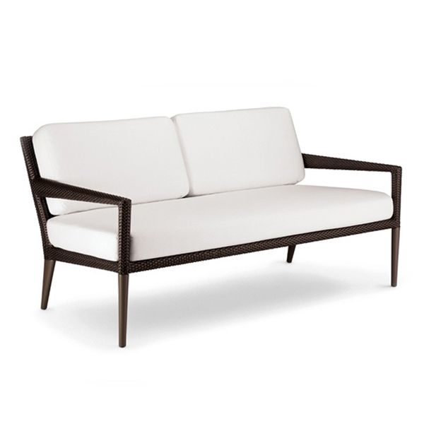 sofa-fribeca-dedon.jpg El sofá Tribeca de Dedon pertenece a una colección del mismo nombre, sofisticada y elegante pero a la vez accesible y extraordinariamente confortable, irradia un encanto moderno y urbano. Su presencia se ve enfatizada por os tonos marrones que dan color a la estructura trenzada y que parecen convertir en piel natural la fibra clásica de Dedon. Tribeca es un nuevo y genial clásico creado para Dedon por Richard Frinier. Toma su nombre de uno de los vecindarios más reputados de Manhattan.
Detalles: Estructura en fibra DEDON altamente resistente, disponible en color Bleach y Tamari.
Enlace DEDON Acabados de Estructura y Tejidos
La colección Tribeca se compone de varios elementos, así como en varios acabados y tapizados para asientos y cojines. Las muestras están disponibles en nuestro Showroom, rogamos se pongan en contacto con nosotros para ampliar información y precio.
