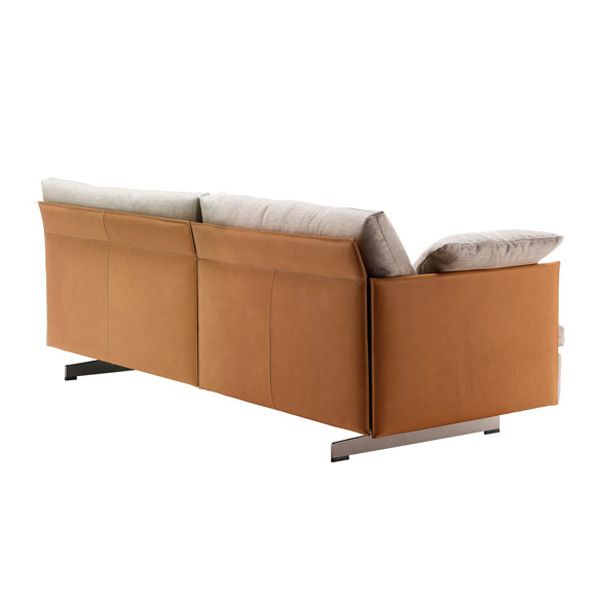 sofa-grantorino-poltrona-frau-02.jpg Jean-Marie Massaud se inspira en la guarnicionería para diseñar el sofá Grantorino editado por Poltrona Frau, un sofá modular con estructura moldeada en cuero y tapizado en tejido o piel. Con gran libertad de composición, está disponible en dos o tres plazas y en composiciones más arriesgadas con brazos altos y bajos.
Detalles: estructura en metal tubular con correas elásticas entrelazadas. Respaldo y brazos en madera de abedul chapadas con chopo. Cojines del respaldo en pluma de Ganso.
Precio para sofá de dos plazas con respaldos altos en piel Pelle frau® y tejido de categoria B.
Consulte más información en las tiendas de NAHARRO.