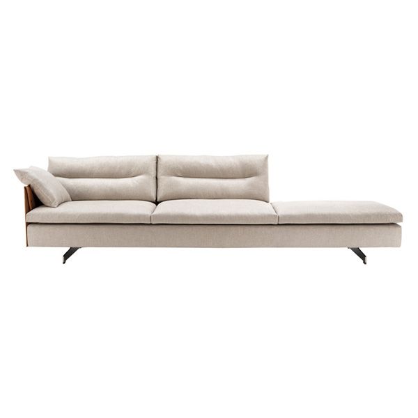 sofa-grantorino-poltrona-frau-04.jpg Jean-Marie Massaud se inspira en la guarnicionería para diseñar el sofá Grantorino editado por Poltrona Frau, un sofá modular con estructura moldeada en cuero y tapizado en tejido o piel. Con gran libertad de composición, está disponible en dos o tres plazas y en composiciones más arriesgadas con brazos altos y bajos.
Detalles: estructura en metal tubular con correas elásticas entrelazadas. Respaldo y brazos en madera de abedul chapadas con chopo. Cojines del respaldo en pluma de Ganso.
Precio para sofá de dos plazas con respaldos altos en piel Pelle frau® y tejido de categoria B.
Consulte más información en las tiendas de NAHARRO.