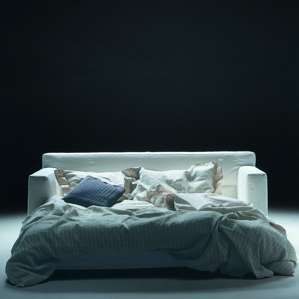 sofa_cama_winny_flexform_03.jpg El sofá cama Winny de Flexform es un diseño de Guido Rosati con estructura de metal con relleno de poliuretano revestido con un tejido protector. El asiento es extensible un un movimiento mecánico patentado que lo confierte en una estupenda cama. Los cojines del respaldo son de poliuretano o dacron con pluma.El somier es de lamas de madera y la tapicería es de tela o piel desenfundable. Disponible como sofá Relax o Cama.
Detalles: sofá Winny de 175 cm, 4 cojines adicionales y tapizado en tela de categoría media.
Consulte en las tiendas Naharro más tamaños, modelos, acabados y precios para el sofá Winny.