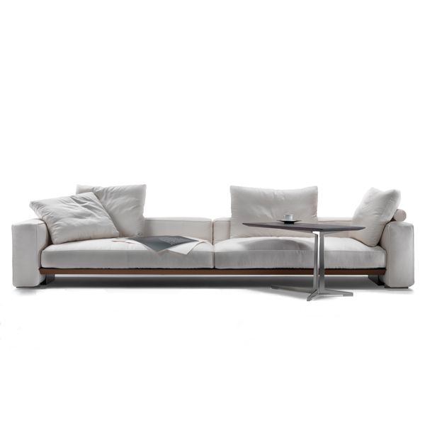 El sofá Goodplace de Flexform es un diseño de Antonio Citterio con estructura de metal esmaltado y asiento de metal revestido de cuero de diferentes acabados con una colchoneta de poliuretano.Los brazos y respaldo son de poliuretano, dacrón y plumas con un inserto de metal. El asiento está formado por cojines de pluma con un inserto de material indeformable, contapicería de tejido o piel desenfundable.El acabado de las patas está disponible en metal satinado, cromado, brunito o cromo.Detalles: sofá de 247 cm tapizado en tela de categoría media y 4 cojines (2 con rulo y 2 sin rulo detrás) adicionales de 50 x 50 cm.
Consulte en Naharro más tamaños, módulos, acabados y precios para el sofá Goodplace.
