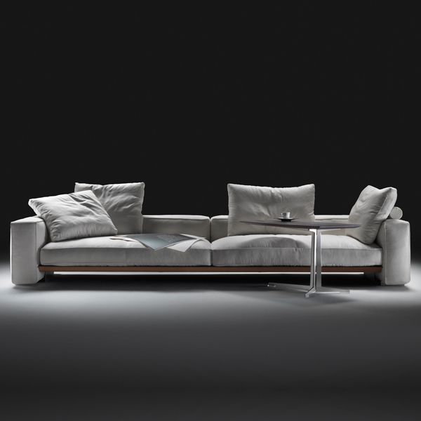 El sofá Goodplace de Flexform es un diseño de Antonio Citterio con estructura de metal esmaltado y asiento de metal revestido de cuero de diferentes acabados con una colchoneta de poliuretano.Los brazos y respaldo son de poliuretano, dacrón y plumas con un inserto de metal. El asiento está formado por cojines de pluma con un inserto de material indeformable, contapicería de tejido o piel desenfundable.El acabado de las patas está disponible en metal satinado, cromado, brunito o cromo.Detalles: sofá de 247 cm tapizado en tela de categoría media y 4 cojines (2 con rulo y 2 sin rulo detrás) adicionales de 50 x 50 cm.
Consulte en Naharro más tamaños, módulos, acabados y precios para el sofá Goodplace.